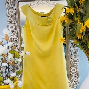 This Tahari Yellow dress is the perfect dress for a Summer outdoor event🌸
